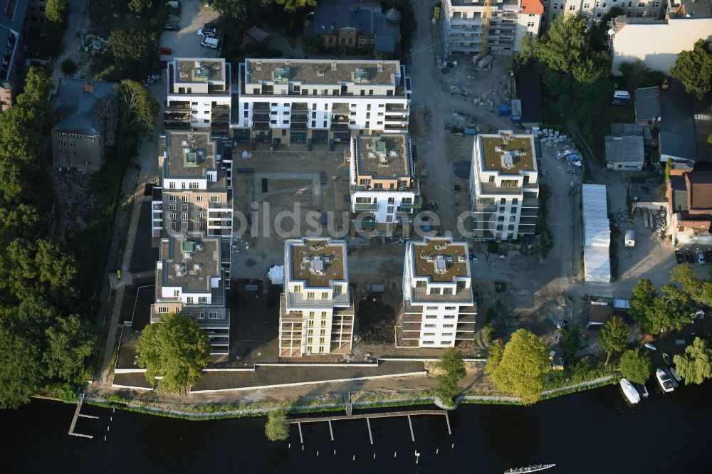 Berlin aus der Vogelperspektive: Baustelle zum Neubau des WOHNQUARTIER UFERKRONE am Ufer der Spree an der Lindenstraße in Berlin Köpenick