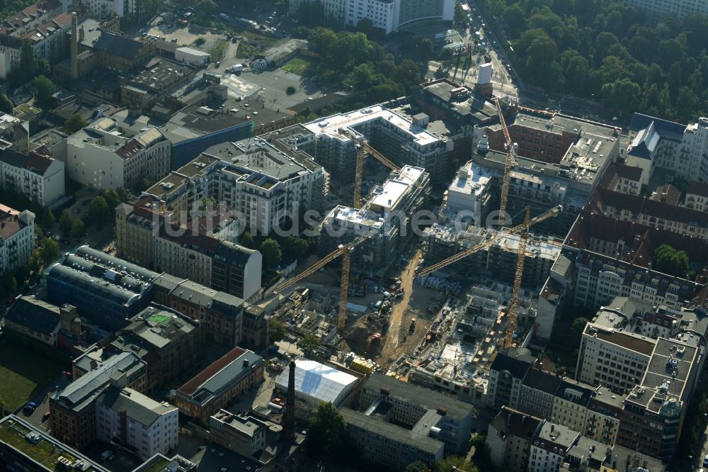 Berlin aus der Vogelperspektive: Baustelle zum Neubau des Wohnquartier La Vie in Berlin Prenzlauer Berg