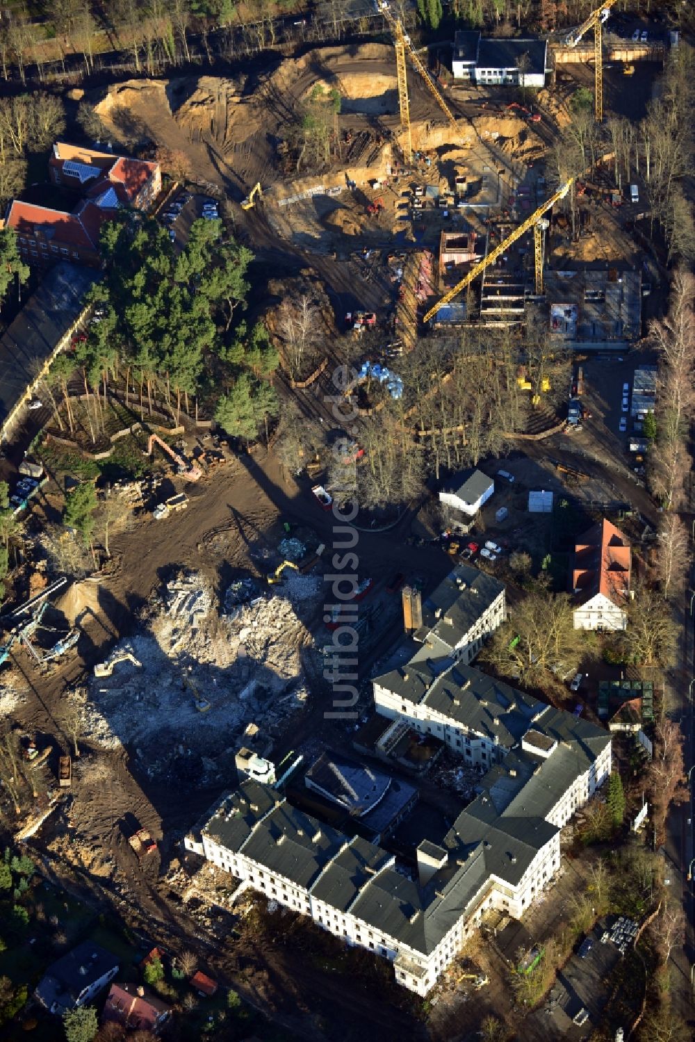 Berlin OT Dahlem von oben - Baustelle zum Neubau der Wohnsiedlung OSKAR HELENE PARK an der Clayallee im Steglitz-Zehlendorf in Berlin