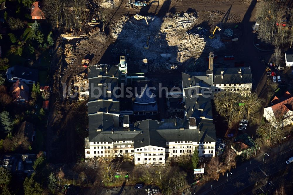 Luftaufnahme Berlin OT Dahlem - Baustelle zum Neubau der Wohnsiedlung OSKAR HELENE PARK an der Clayallee im Steglitz-Zehlendorf in Berlin