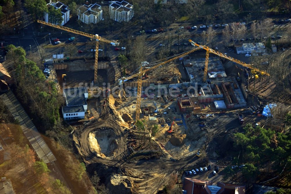 Berlin OT Dahlem von oben - Baustelle zum Neubau der Wohnsiedlung OSKAR HELENE PARK an der Clayallee im Steglitz-Zehlendorf in Berlin