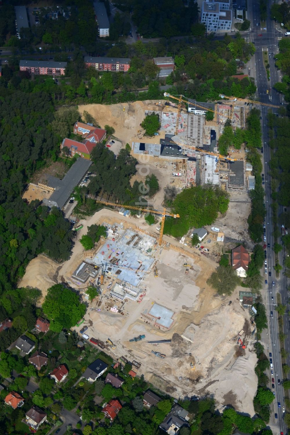 Luftbild Berlin OT Dahlem - Baustelle zum Neubau der Wohnsiedlung OSKAR HELENE PARK an der Clayallee im Steglitz-Zehlendorf in Berlin