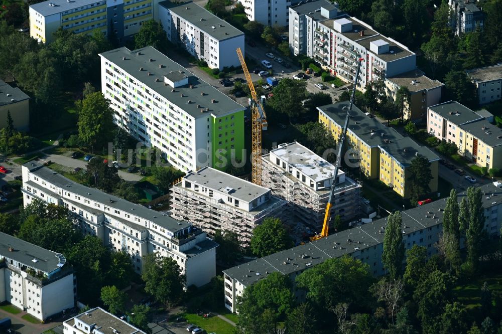 Berlin aus der Vogelperspektive: Baustelle zum Neubau zwei Wohnhäuser Duo Novo im Ortsteil Mariendorf in Berlin, Deutschland