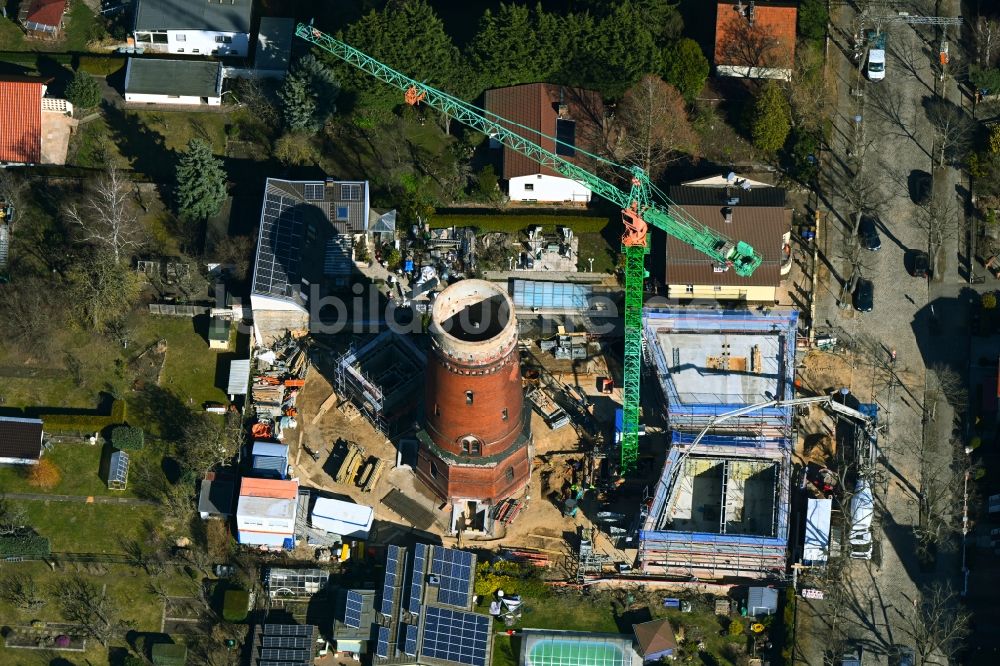 Luftaufnahme Berlin - Baustelle zum Neubau zweier Wohnhäuser und Umbau des Wasserturmes zum Wohnhaus an der Schirnerstraße in Berlin, Deutschland