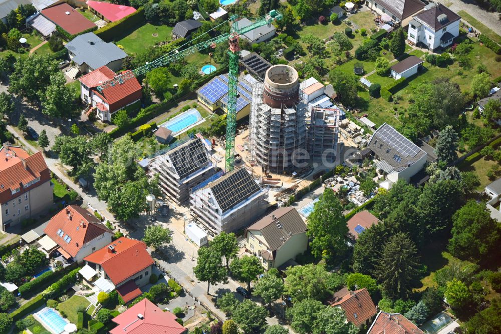 Berlin aus der Vogelperspektive: Baustelle zum Neubau zweier Wohnhäuser und Umbau des Wasserturmes zum Wohnhaus an der Schirnerstraße in Berlin, Deutschland