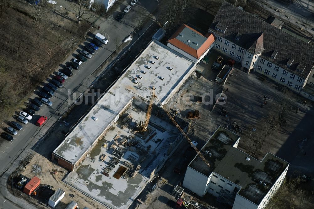 Luftaufnahme Berlin - Baustelle zum Neubau einer Zweifeldhalle- Sporthalle am Schulgebäude des Hans-und-Hilde-Coppi-Gymnasium am Römerweg im Ortsteil Karlshorst in Berlin