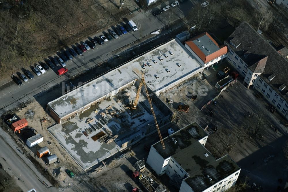 Berlin von oben - Baustelle zum Neubau einer Zweifeldhalle- Sporthalle am Schulgebäude des Hans-und-Hilde-Coppi-Gymnasium am Römerweg im Ortsteil Karlshorst in Berlin