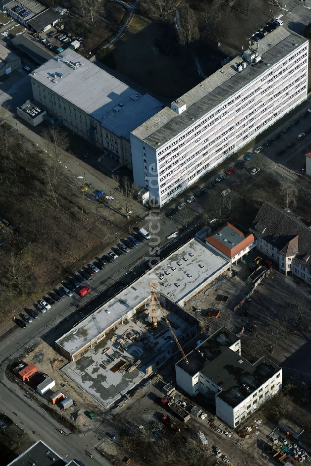 Berlin aus der Vogelperspektive: Baustelle zum Neubau einer Zweifeldhalle- Sporthalle am Schulgebäude des Hans-und-Hilde-Coppi-Gymnasium am Römerweg im Ortsteil Karlshorst in Berlin