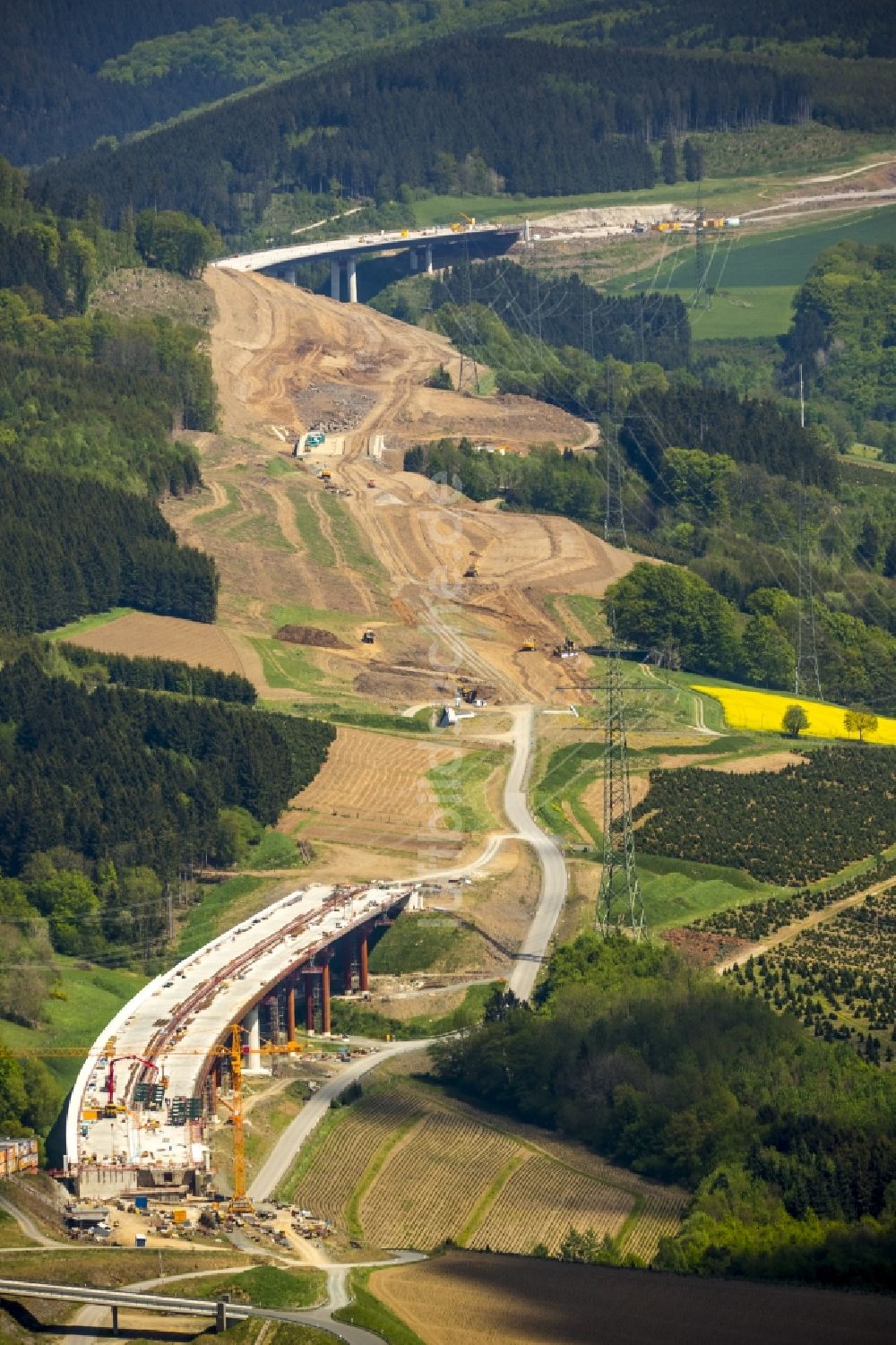 Luftaufnahme Bestwig - Baustelle zum Neubau der A46 zwischen Meschede und Olsberg mit Brückenbauten bei Bestwig im Bundesland Nordrhein-Westfalen