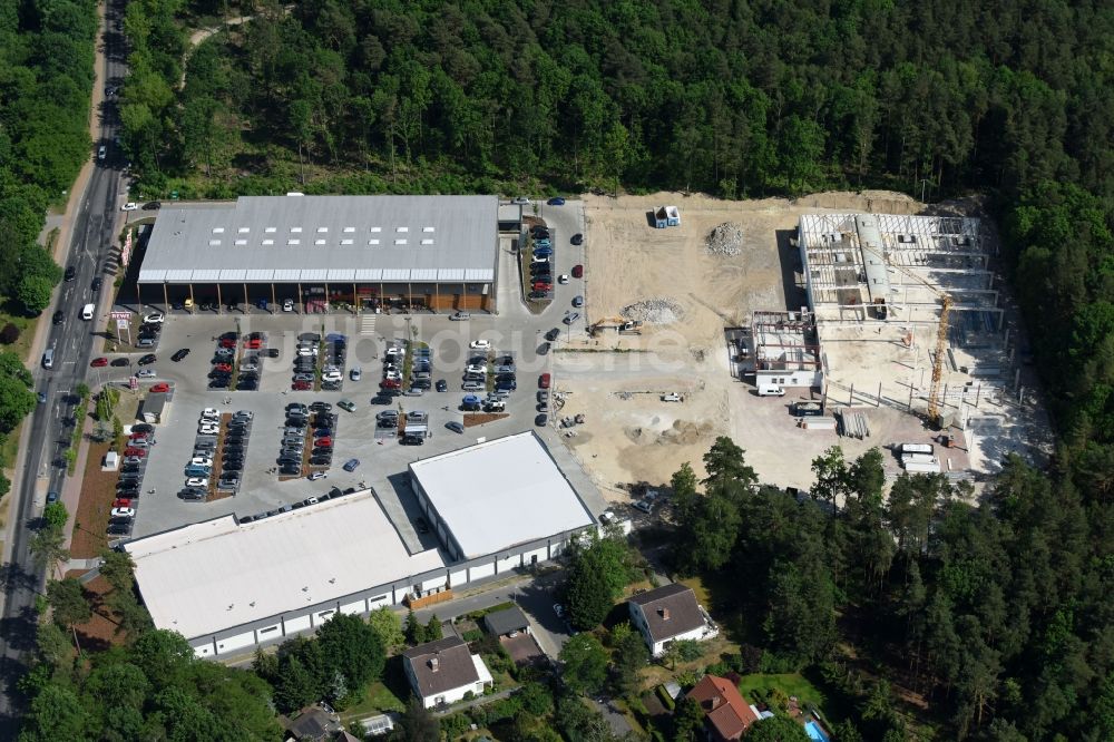 Luftbild Hohen Neuendorf - Baustelle zum Rückbau und Demontage der Hallenkonstruktion eines ehemaligen OBI- Baumarktes in Hohen Neuendorf im Bundesland Brandenburg