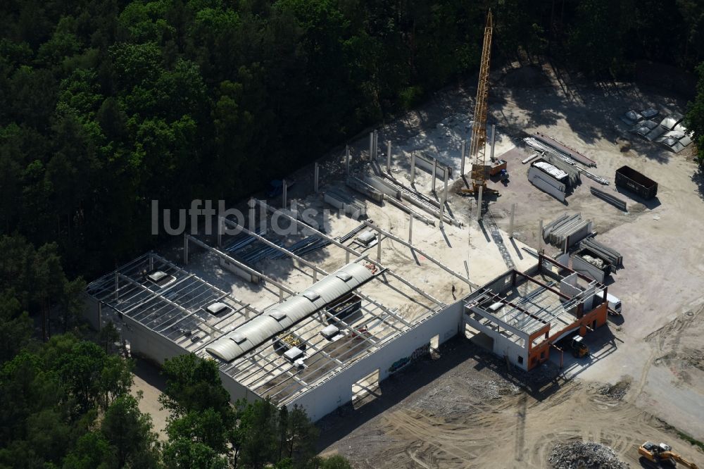 Hohen Neuendorf von oben - Baustelle zum Rückbau und Demontage der Hallenkonstruktion eines ehemaligen OBI- Baumarktes in Hohen Neuendorf im Bundesland Brandenburg