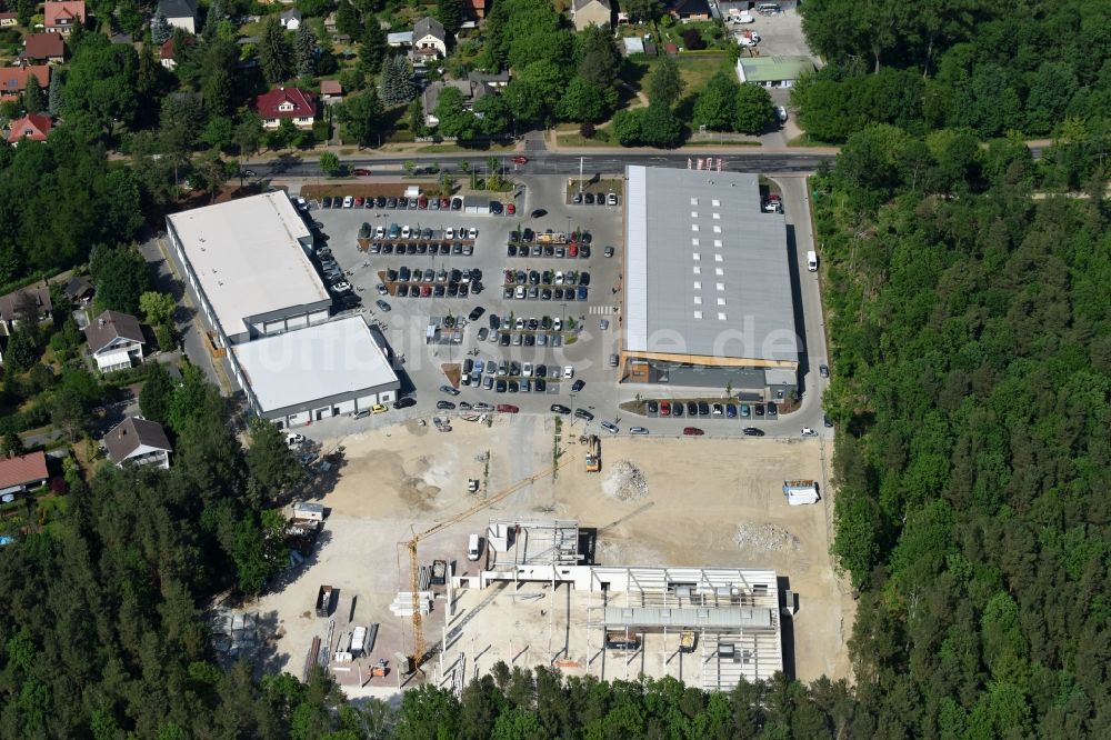 Hohen Neuendorf von oben - Baustelle zum Rückbau und Demontage der Hallenkonstruktion eines ehemaligen OBI- Baumarktes in Hohen Neuendorf im Bundesland Brandenburg