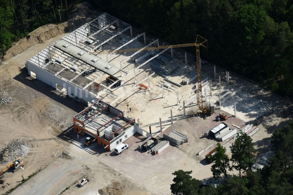 Hohen Neuendorf aus der Vogelperspektive: Baustelle zum Rückbau und Demontage der Hallenkonstruktion eines ehemaligen OBI- Baumarktes in Hohen Neuendorf im Bundesland Brandenburg