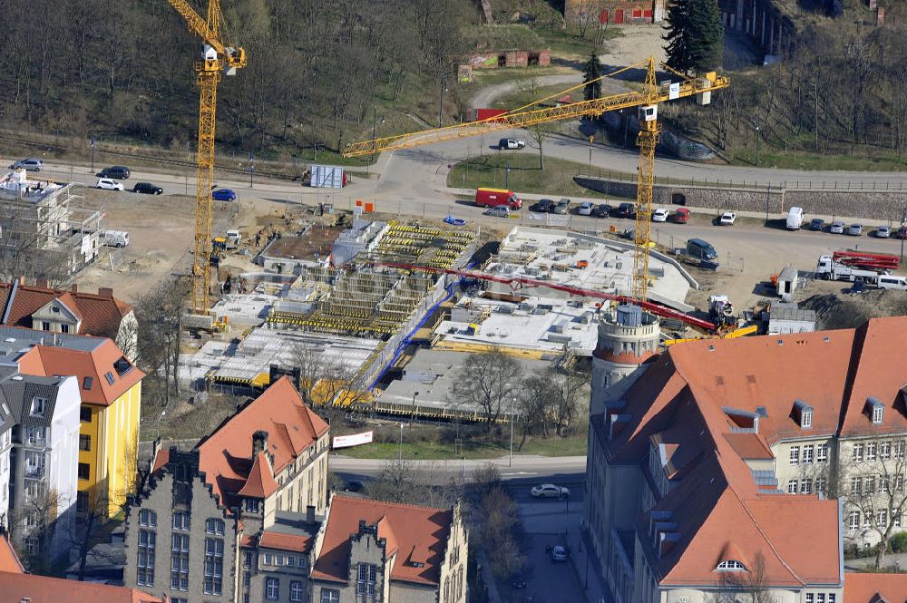 Magdeburg von oben - Baustelle zum Rohbau eines Mehrfamilienhauses im Entwicklungsgebiet Elbbahnhof in Magdeburg im Bundesland Sachsen-Anhalt