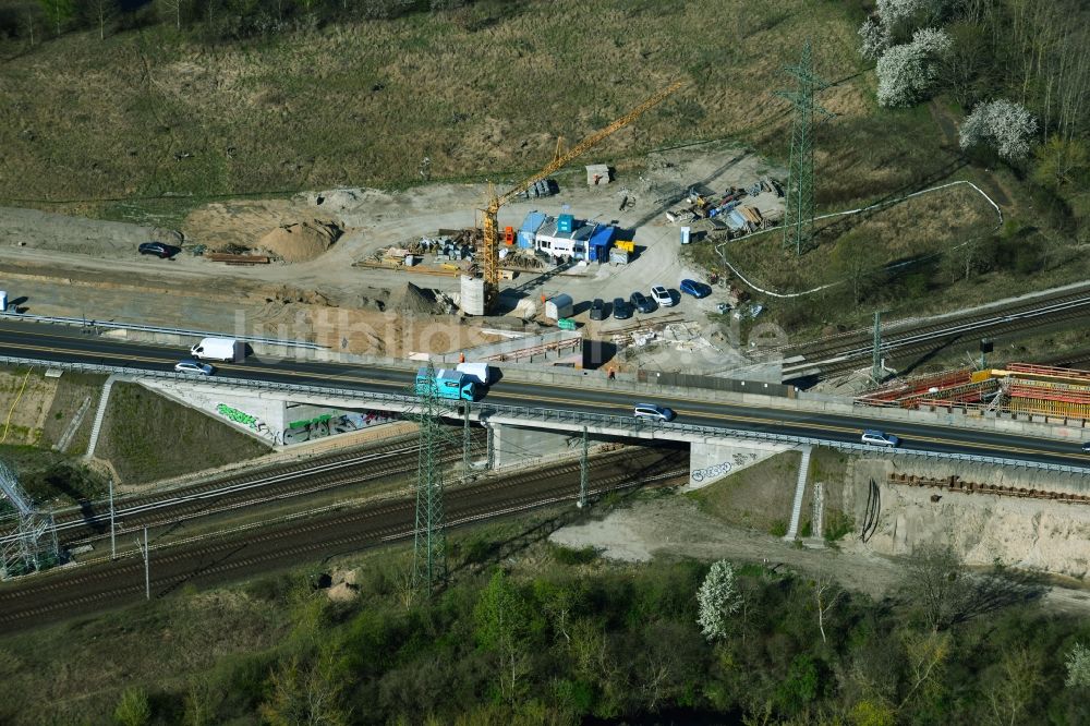 Berlin von oben - Baustelle zum Sanierung und Instandsetzung des Autobahn- Brückenbauwerk der Außenringbahnbrücke der BAB 114 in Berlin, Deutschland