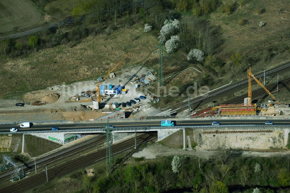 Berlin aus der Vogelperspektive: Baustelle zum Sanierung und Instandsetzung des Autobahn- Brückenbauwerk der Außenringbahnbrücke der BAB 114 in Berlin, Deutschland