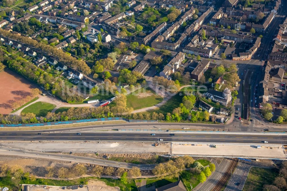 Duisburg von oben - Baustelle zum Sanierung und Instandsetzung des Autobahn- Brückenbauwerk der BAB 42 in Duisburg im Bundesland Nordrhein-Westfalen, Deutschland