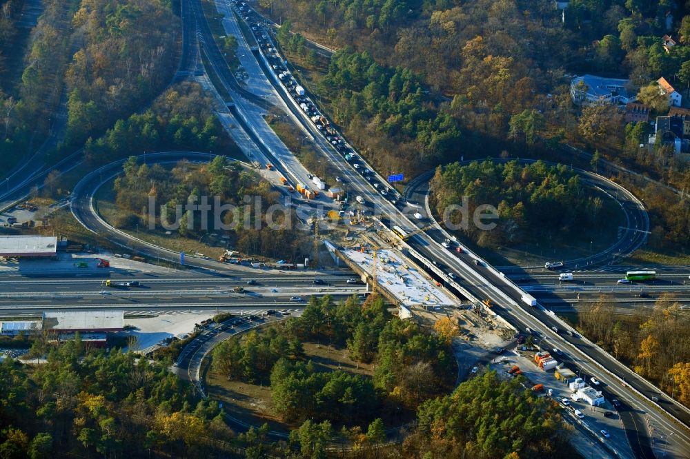 Berlin aus der Vogelperspektive: Baustelle zum Sanierung und Instandsetzung des Autobahn- Brückenbauwerk BAB A115 - B1 im Ortsteil Zehlendorf in Berlin, Deutschland