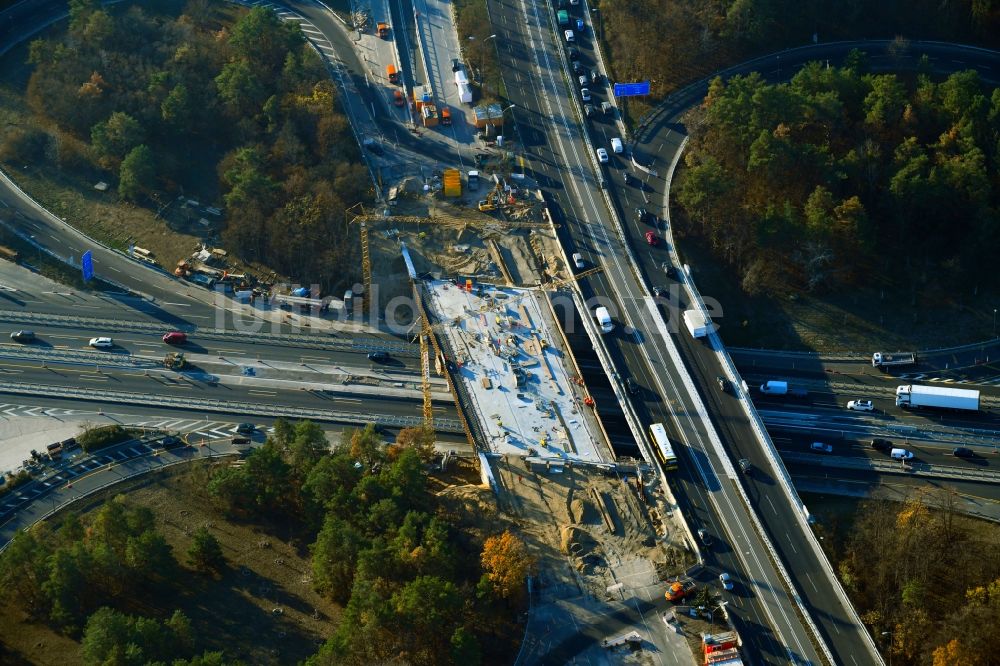 Luftaufnahme Berlin - Baustelle zum Sanierung und Instandsetzung des Autobahn- Brückenbauwerk BAB A115 - B1 im Ortsteil Zehlendorf in Berlin, Deutschland