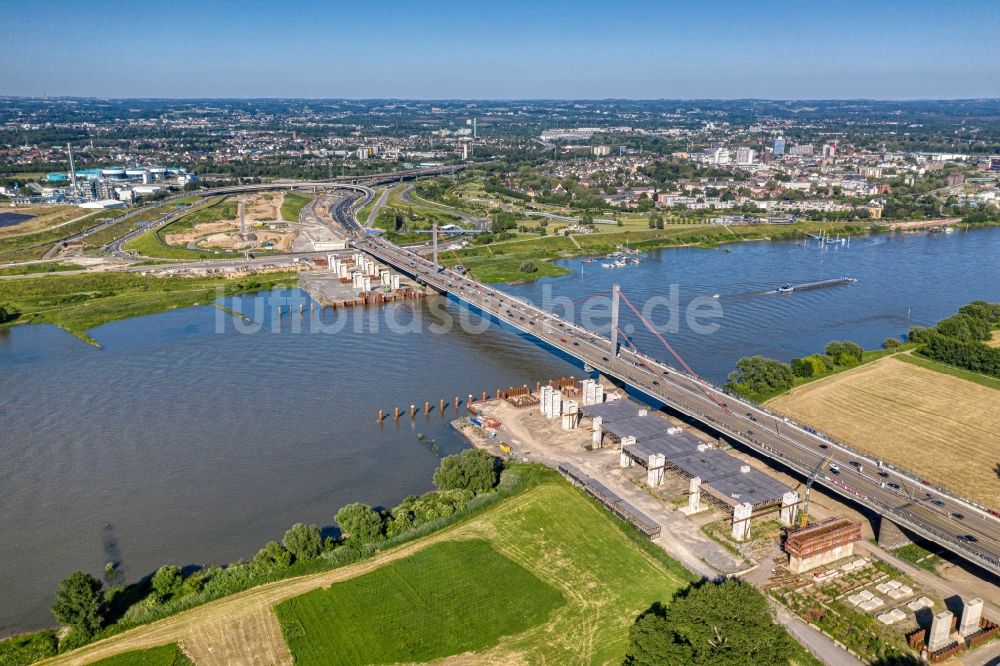 Luftaufnahme Leverkusen - Baustelle zum Sanierung und Instandsetzung des Autobahn- Brückenbauwerk Leverkusener Rheinbrücke in Leverkusen im Bundesland Nordrhein-Westfalen, Deutschland