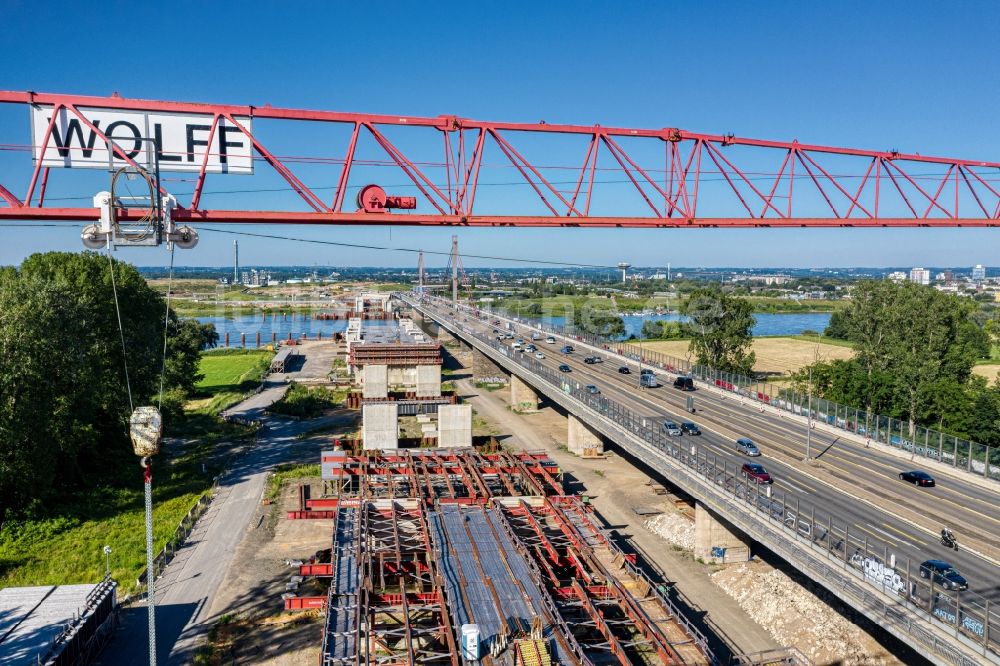 Luftaufnahme Leverkusen - Baustelle zum Sanierung und Instandsetzung des Autobahn- Brückenbauwerk Leverkusener Rheinbrücke in Leverkusen im Bundesland Nordrhein-Westfalen, Deutschland