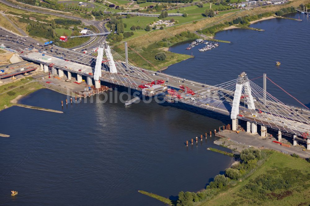 Leverkusen aus der Vogelperspektive: Baustelle zum Sanierung und Instandsetzung des Autobahn- Brückenbauwerk Leverkusener Rheinbrücke in Leverkusen im Bundesland Nordrhein-Westfalen, Deutschland