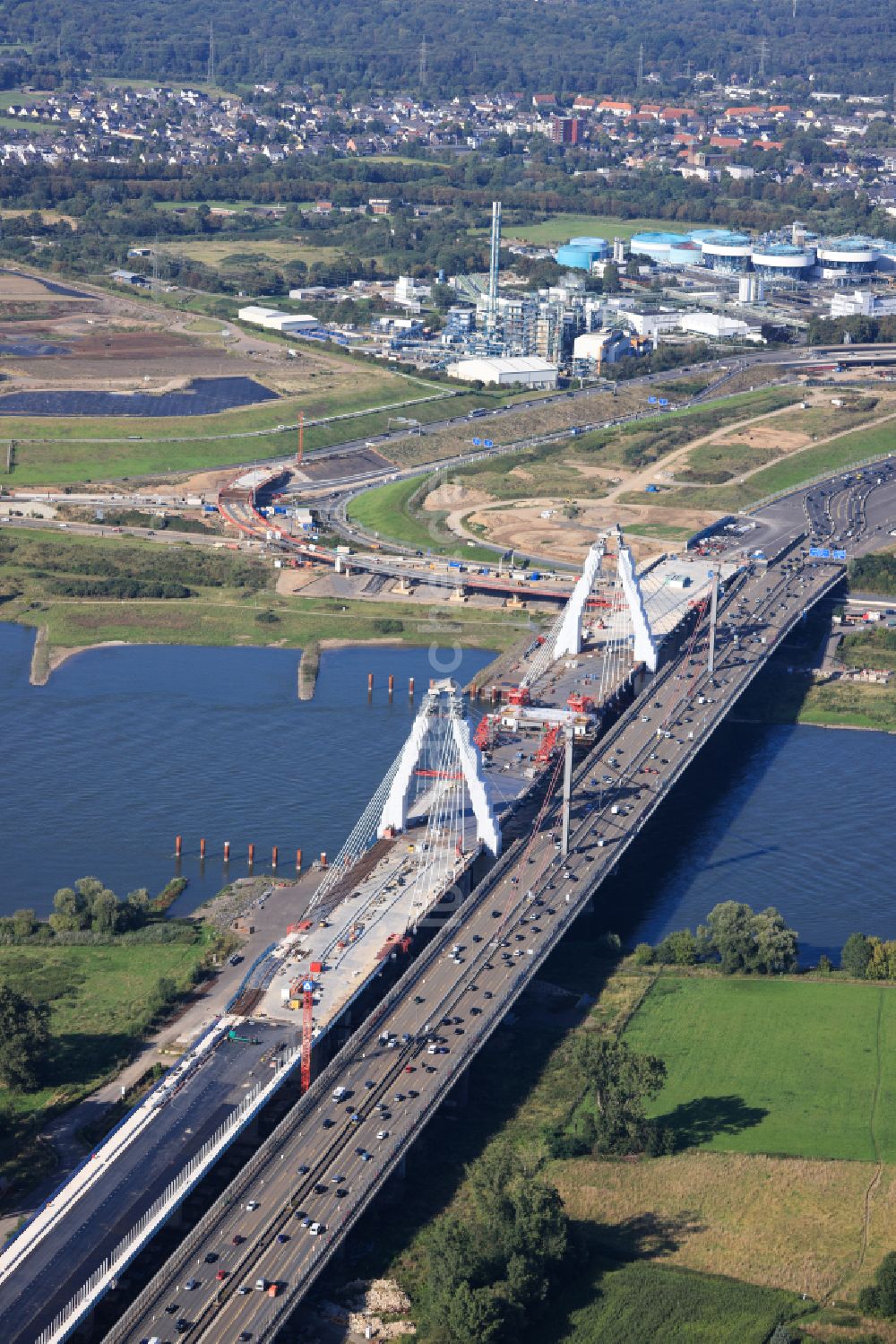 Luftaufnahme Leverkusen - Baustelle zum Sanierung und Instandsetzung des Autobahn- Brückenbauwerk Leverkusener Rheinbrücke in Leverkusen im Bundesland Nordrhein-Westfalen, Deutschland LEVERKUSEN