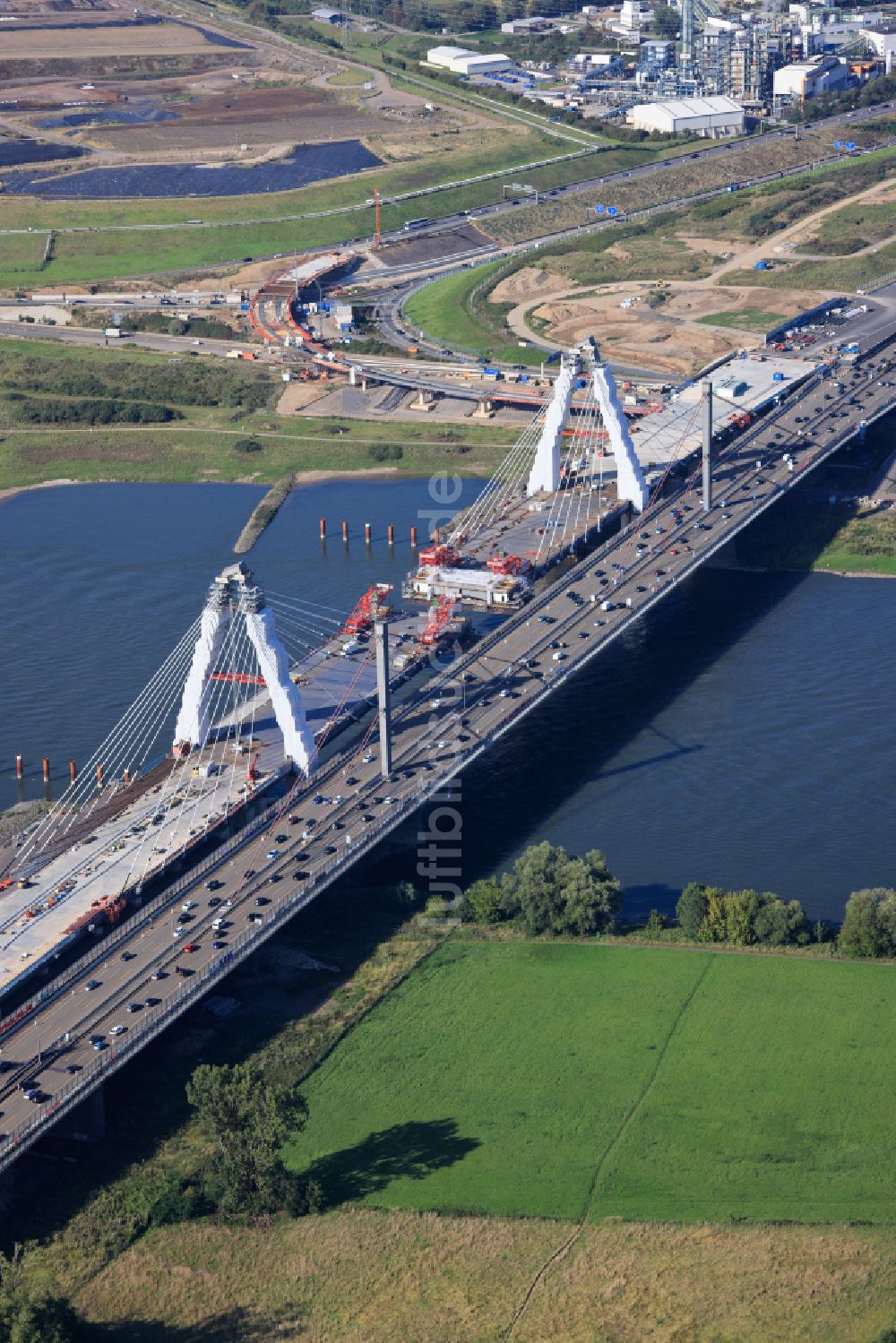 Leverkusen von oben - Baustelle zum Sanierung und Instandsetzung des Autobahn- Brückenbauwerk Leverkusener Rheinbrücke in Leverkusen im Bundesland Nordrhein-Westfalen, Deutschland LEVERKUSEN