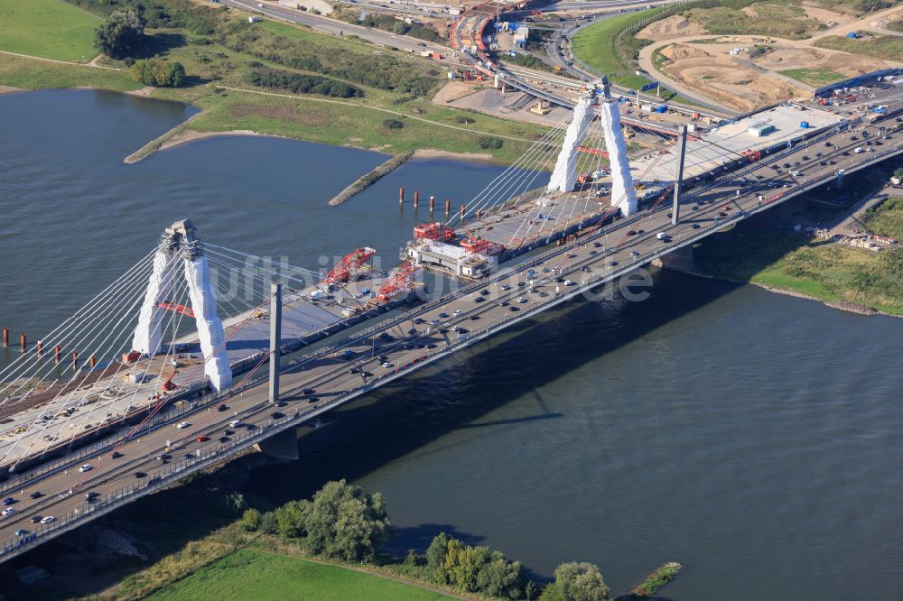 Leverkusen aus der Vogelperspektive: Baustelle zum Sanierung und Instandsetzung des Autobahn- Brückenbauwerk Leverkusener Rheinbrücke in Leverkusen im Bundesland Nordrhein-Westfalen, Deutschland LEVERKUSEN