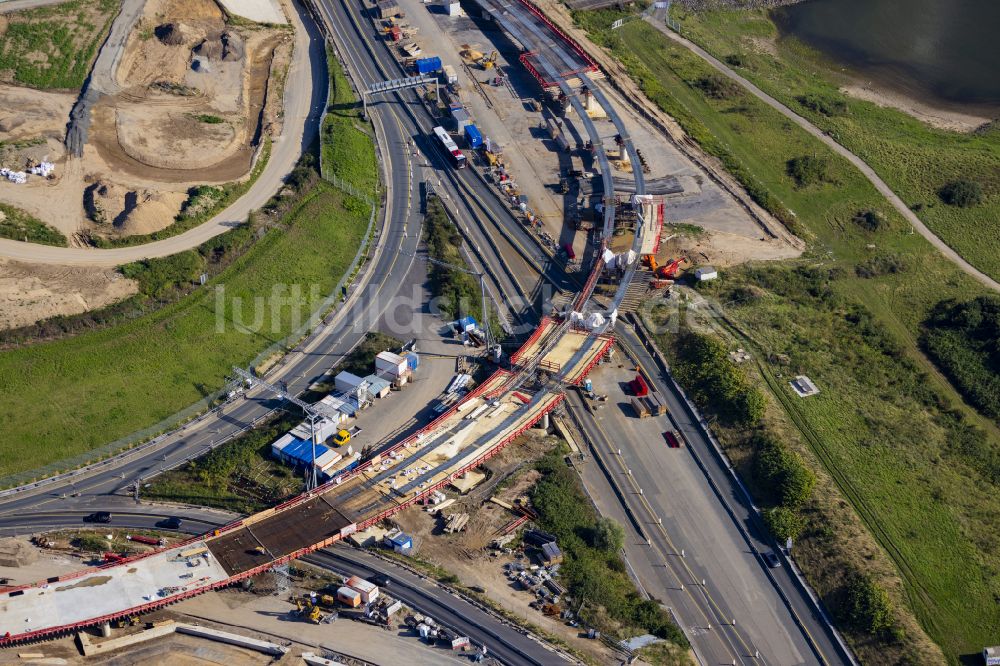 Leverkusen von oben - Baustelle zum Sanierung und Instandsetzung des Autobahn- Brückenbauwerk Leverkusener Rheinbrücke in Leverkusen im Bundesland Nordrhein-Westfalen, Deutschland LEVERKUSEN