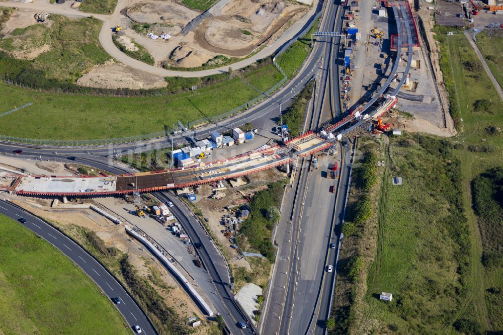 Leverkusen aus der Vogelperspektive: Baustelle zum Sanierung und Instandsetzung des Autobahn- Brückenbauwerk Leverkusener Rheinbrücke in Leverkusen im Bundesland Nordrhein-Westfalen, Deutschland LEVERKUSEN