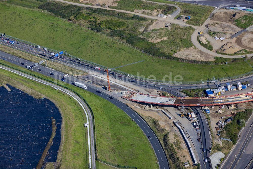 Luftbild Leverkusen - Baustelle zum Sanierung und Instandsetzung des Autobahn- Brückenbauwerk Leverkusener Rheinbrücke in Leverkusen im Bundesland Nordrhein-Westfalen, Deutschland LEVERKUSEN