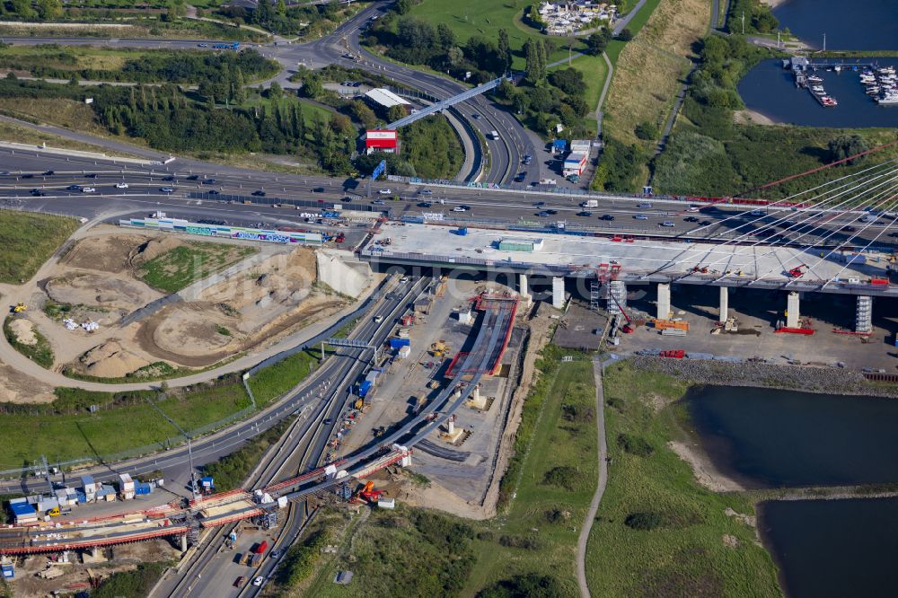 Luftaufnahme Leverkusen - Baustelle zum Sanierung und Instandsetzung des Autobahn- Brückenbauwerk Leverkusener Rheinbrücke in Leverkusen im Bundesland Nordrhein-Westfalen, Deutschland LEVERKUSEN