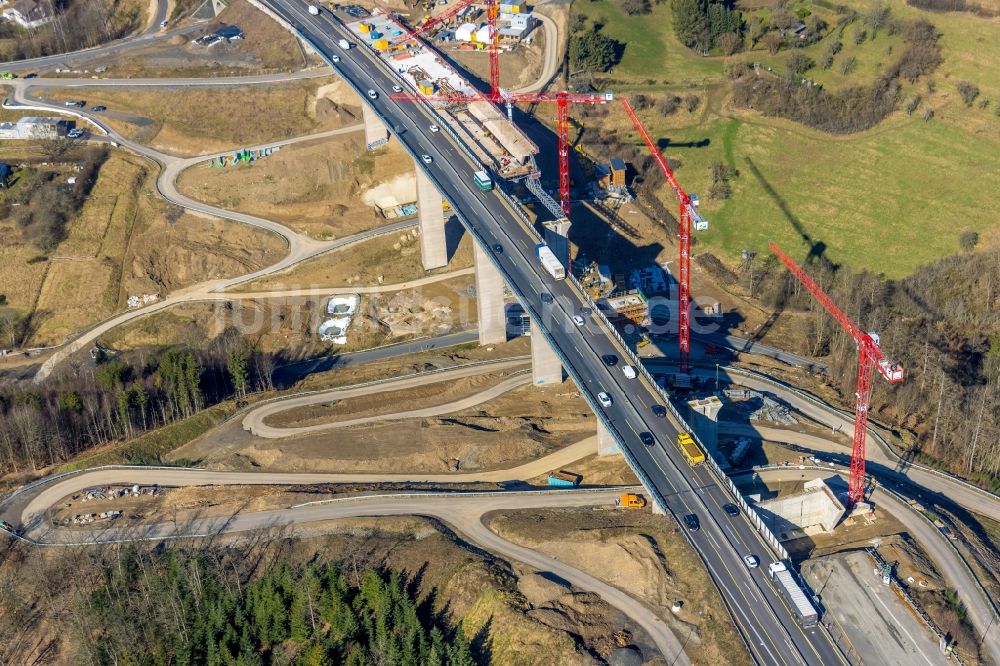 Eisern von oben - Baustelle zum Sanierung und Instandsetzung des Autobahn- Brückenbauwerk - Talbrücke BAB A45 in Eisern im Bundesland Nordrhein-Westfalen, Deutschland