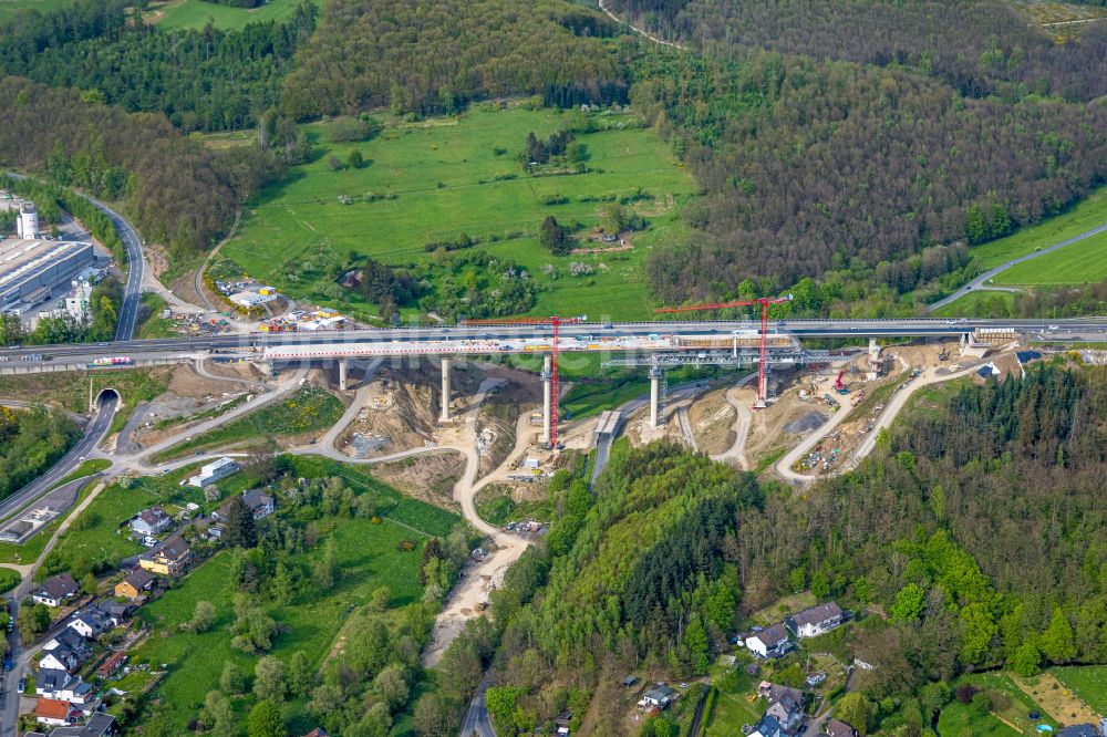 Luftaufnahme Eisern - Baustelle zum Sanierung und Instandsetzung des Autobahn- Brückenbauwerk - Talbrücke BAB A45 in Eisern im Bundesland Nordrhein-Westfalen, Deutschland