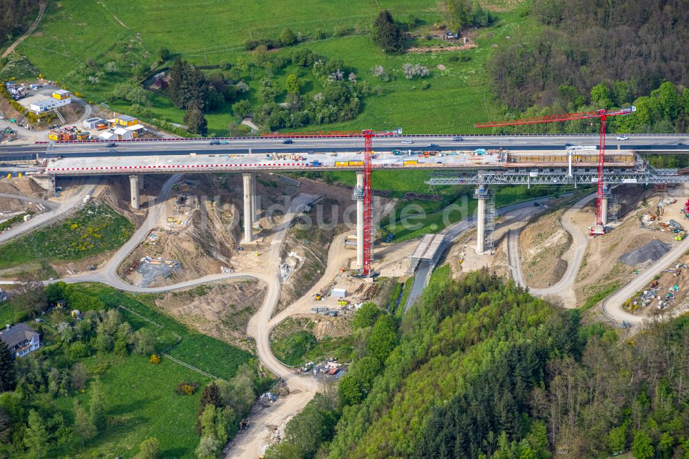 Eisern von oben - Baustelle zum Sanierung und Instandsetzung des Autobahn- Brückenbauwerk - Talbrücke BAB A45 in Eisern im Bundesland Nordrhein-Westfalen, Deutschland