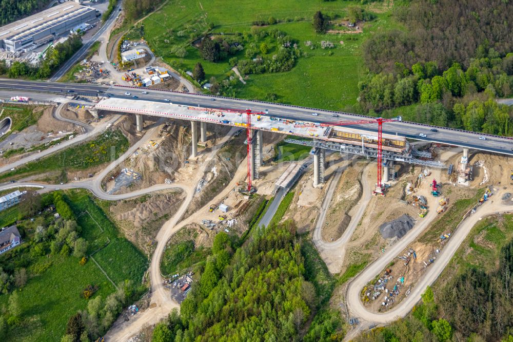 Eisern aus der Vogelperspektive: Baustelle zum Sanierung und Instandsetzung des Autobahn- Brückenbauwerk - Talbrücke BAB A45 in Eisern im Bundesland Nordrhein-Westfalen, Deutschland