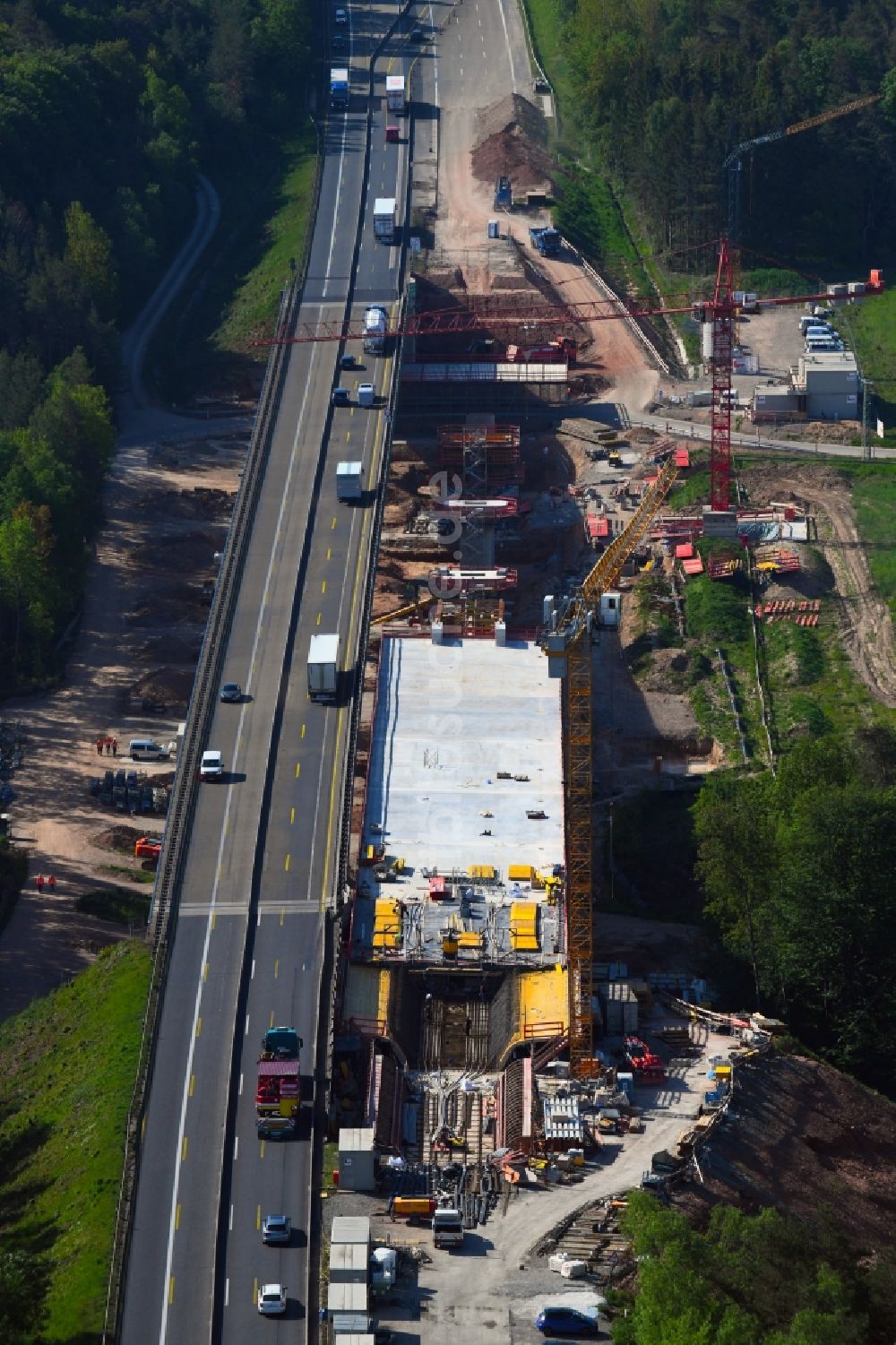 Luftbild Burghaun - Baustelle zum Sanierung und Instandsetzung des Autobahn- Brückenbauwerk Talbrücke Langenschwarz der BAB E45 - A7 im Ortsteil Großenmoor in Burghaun im Bundesland Hessen, Deutschland