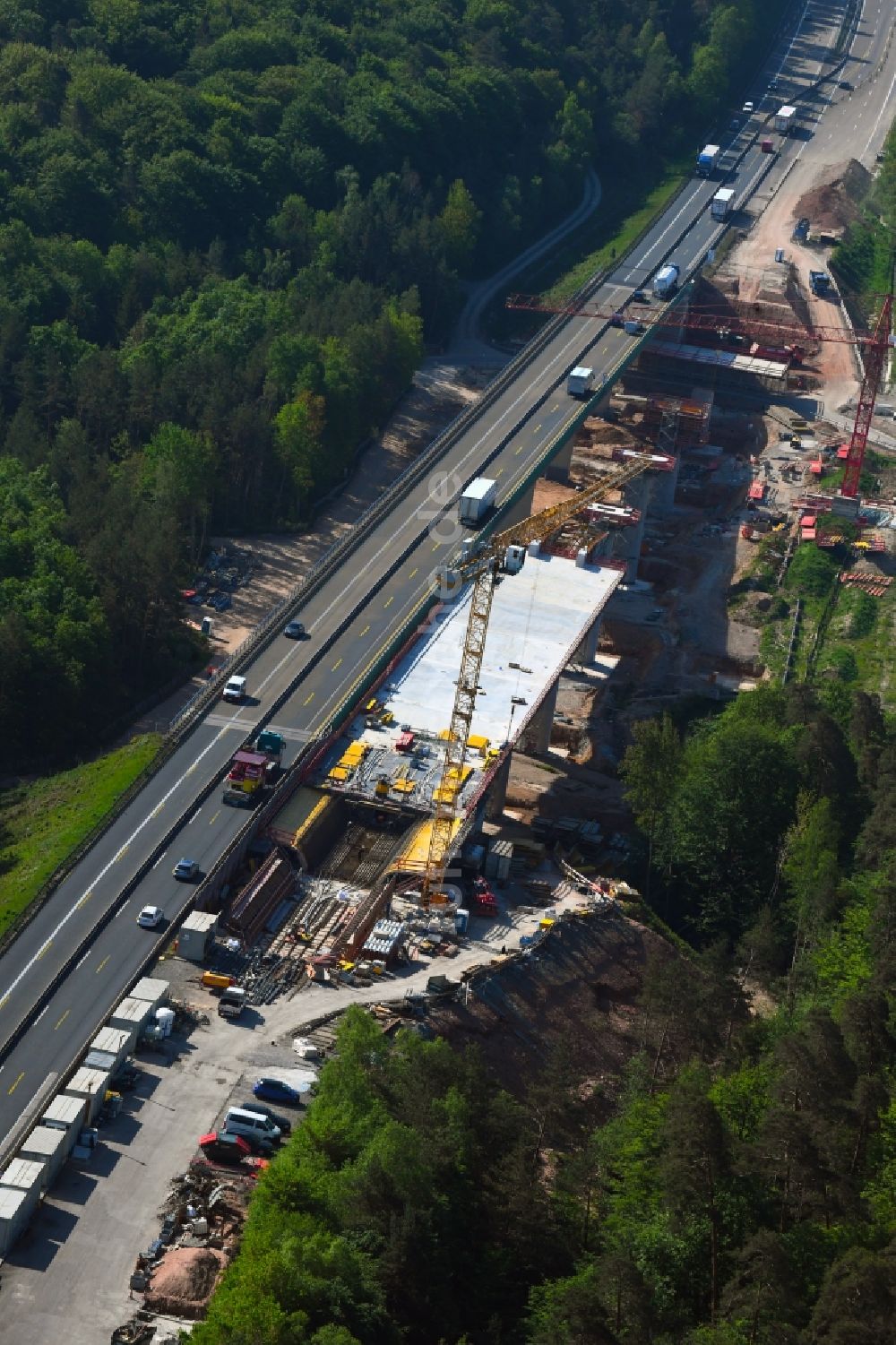 Luftaufnahme Burghaun - Baustelle zum Sanierung und Instandsetzung des Autobahn- Brückenbauwerk Talbrücke Langenschwarz der BAB E45 - A7 im Ortsteil Großenmoor in Burghaun im Bundesland Hessen, Deutschland