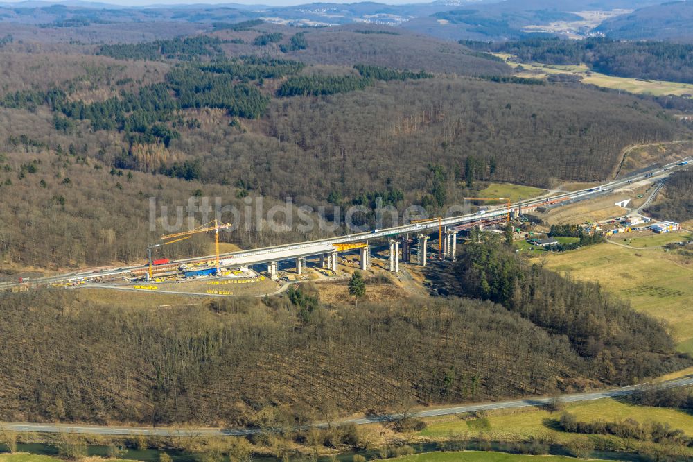 Luftaufnahme Ehringshausen - Baustelle zum Sanierung und Instandsetzung des Autobahn- Brückenbauwerk Talbrücke Onsbach in Ehringshausen im Bundesland Hessen, Deutschland