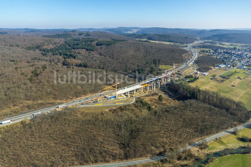 Ehringshausen von oben - Baustelle zum Sanierung und Instandsetzung des Autobahn- Brückenbauwerk Talbrücke Onsbach in Ehringshausen im Bundesland Hessen, Deutschland