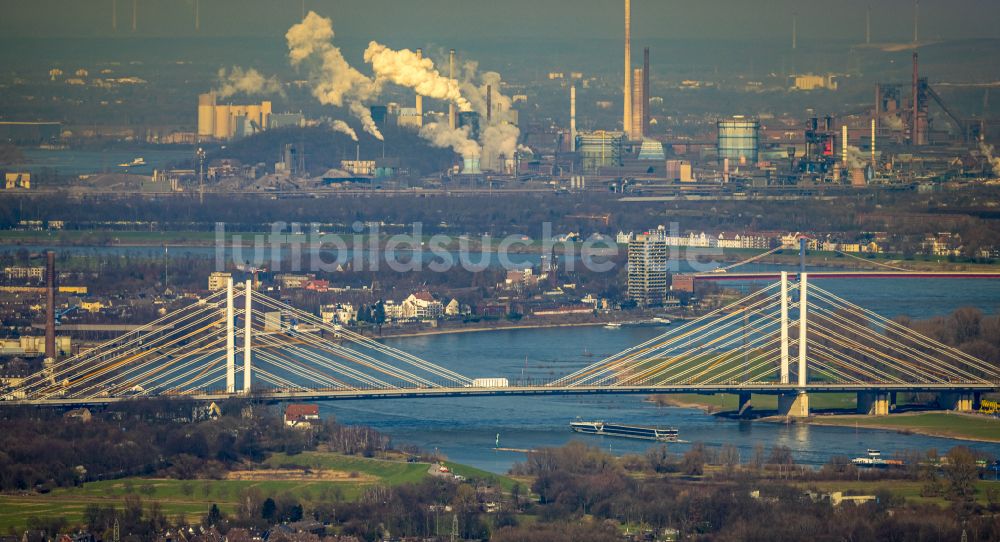 Luftbild Duisburg - Baustelle zum Sanierung und Instandsetzung der Autobahnbrücke BAB A40 Rheinbrücke Duisburg-Neuenkamp im Ortsteil Homberg in Duisburg im Bundesland Nordrhein-Westfalen, Deutschland