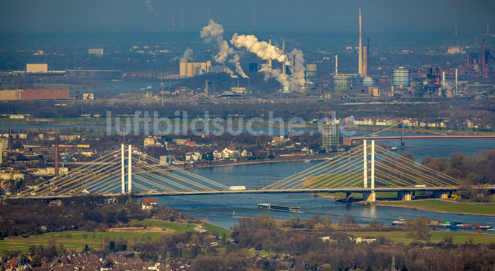 Duisburg von oben - Baustelle zum Sanierung und Instandsetzung der Autobahnbrücke BAB A40 Rheinbrücke Duisburg-Neuenkamp im Ortsteil Homberg in Duisburg im Bundesland Nordrhein-Westfalen, Deutschland