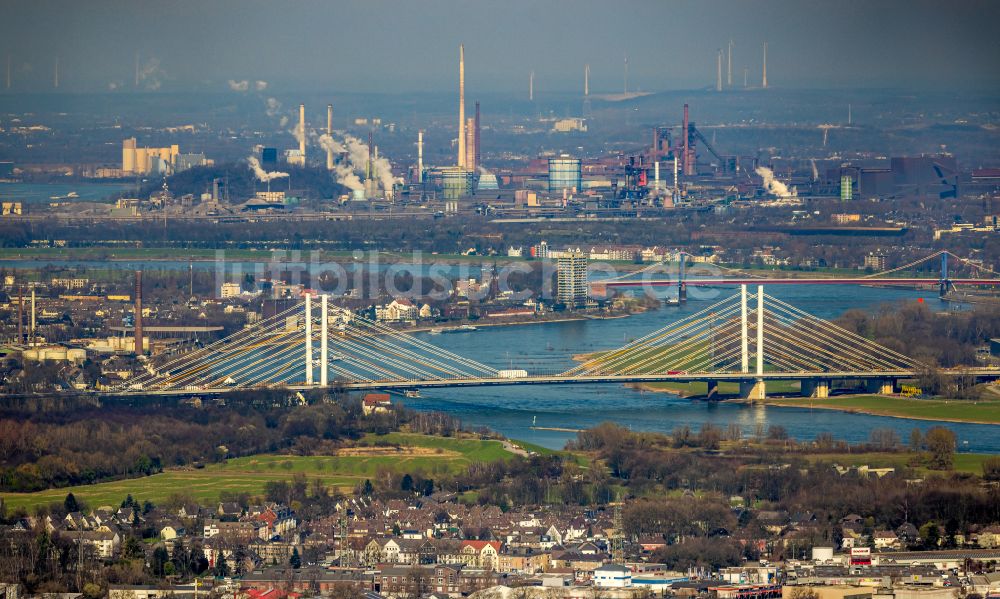 Duisburg aus der Vogelperspektive: Baustelle zum Sanierung und Instandsetzung der Autobahnbrücke BAB A40 Rheinbrücke Duisburg-Neuenkamp im Ortsteil Homberg in Duisburg im Bundesland Nordrhein-Westfalen, Deutschland