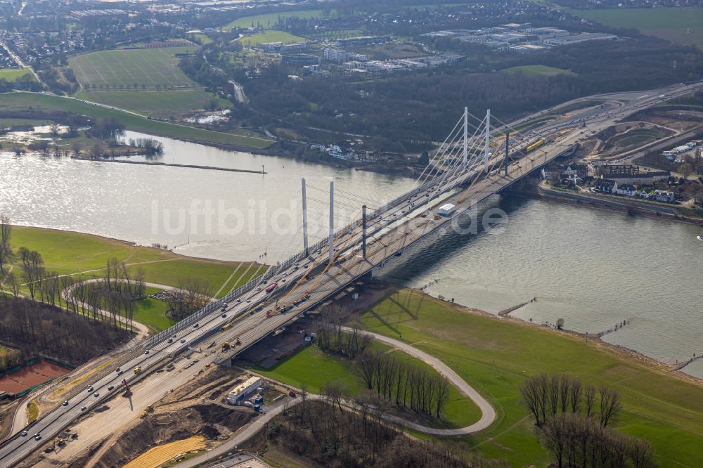 Duisburg aus der Vogelperspektive: Baustelle zum Sanierung und Instandsetzung der Autobahnbrücke BAB A40 Rheinbrücke Duisburg-Neuenkamp im Ortsteil Homberg in Duisburg im Bundesland Nordrhein-Westfalen, Deutschland