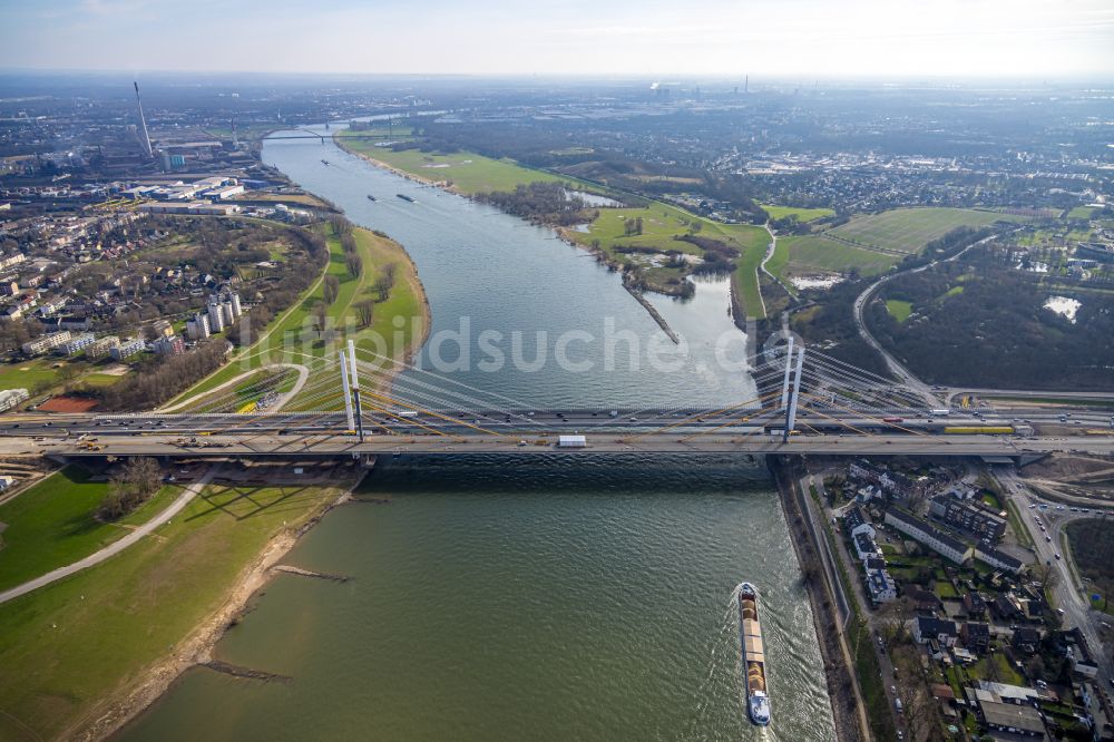 Luftbild Duisburg - Baustelle zum Sanierung und Instandsetzung der Autobahnbrücke BAB A40 Rheinbrücke Duisburg-Neuenkamp im Ortsteil Homberg in Duisburg im Bundesland Nordrhein-Westfalen, Deutschland