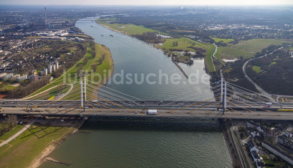 Luftaufnahme Duisburg - Baustelle zum Sanierung und Instandsetzung der Autobahnbrücke BAB A40 Rheinbrücke Duisburg-Neuenkamp im Ortsteil Homberg in Duisburg im Bundesland Nordrhein-Westfalen, Deutschland