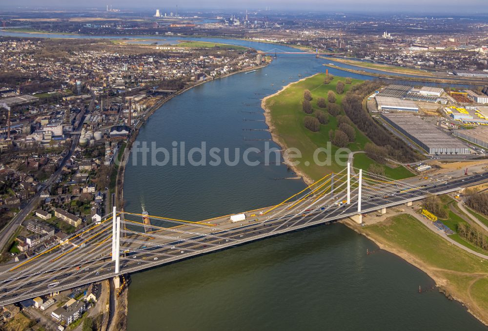 Duisburg aus der Vogelperspektive: Baustelle zum Sanierung und Instandsetzung der Autobahnbrücke BAB A40 Rheinbrücke Duisburg-Neuenkamp im Ortsteil Homberg in Duisburg im Bundesland Nordrhein-Westfalen, Deutschland