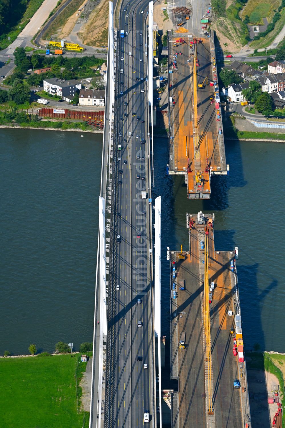 Duisburg aus der Vogelperspektive: Baustelle zum Sanierung und Instandsetzung der Autobahnbrücke BAB A40 Rheinbrücke Duisburg-Neuenkamp im Ortsteil Homberg in Duisburg im Bundesland Nordrhein-Westfalen, Deutschland