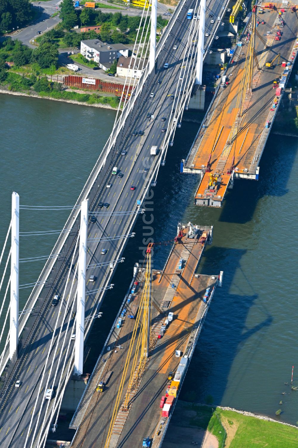 Luftbild Duisburg - Baustelle zum Sanierung und Instandsetzung der Autobahnbrücke BAB A40 Rheinbrücke Duisburg-Neuenkamp im Ortsteil Homberg in Duisburg im Bundesland Nordrhein-Westfalen, Deutschland